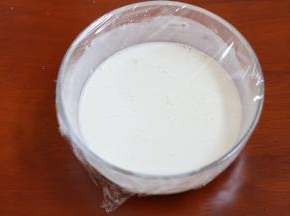 2.先来做麻薯面团，麻薯材料除黄油以外混合到碗中搅拌至无颗粒盖保鲜膜蒸熟大约15-20分钟