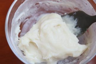 3.蒸熟的麻薯取出搅拌 稍稍放凉