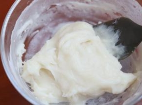 3.蒸熟的麻薯取出搅拌 稍稍放凉