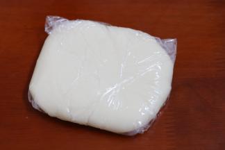 4.加黄油来揉好后放保鲜膜密封