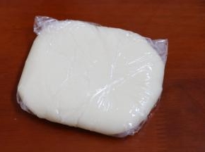 4.加黄油来揉好后放保鲜膜密封
