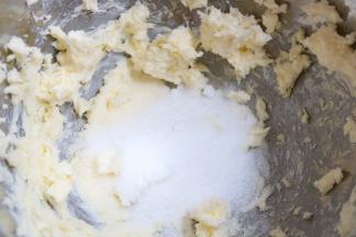 5.下面来做曲奇面糊，黄油软化好分两次加糖打发至变白蓬松