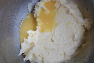 6.分三次加蛋液，每一次都要让黄油和蛋液彻底融合了再加下一次