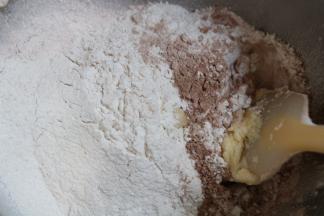 7.筛入粉类，搅拌均匀