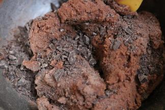 8.加入巧克力碎屑 稍稍搅拌 放冰箱冷藏保存