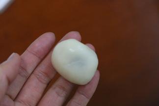 9.麻薯面团粉成10等份 包入巧克力流心馅料 捏紧收口