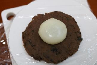 10.巧克力面糊同样分成10等份 包入麻薯流心面团