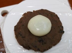 10.巧克力面糊同样分成10等份 包入麻薯流心面团