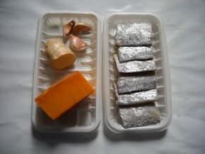 准备好带鱼、南瓜、生姜、蒜瓣。
带鱼收拾干净剁小段，抹上少许盐腌制备用。