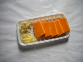 南瓜去皮切厚片，生姜蒜瓣切丝，香葱撕细丝备用。