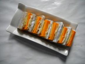 带鱼和南瓜相隔码放入盘，放上生姜蒜瓣丝。