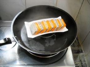 锅中水开，放入盘子，隔水蒸8分钟。