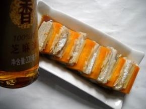 淋上芝麻油，撒上葱丝即可上桌食用。