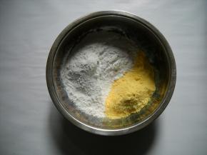 准备好吊浆糯米粉和玉米粉