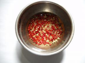 红豆薏仁洗净，提前浸泡24小时，沥水备用。