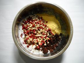 倒入红豆薏仁。