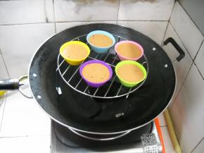 锅中水开，放入模具，隔水蒸30分钟。