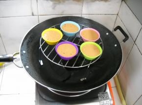 锅中水开，放入模具，隔水蒸30分钟。