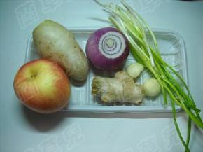 准备好葱姜蒜、苹果等辅料。