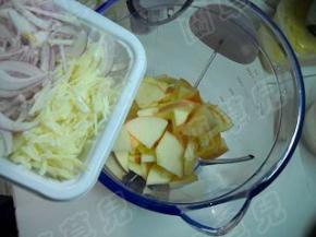 倒入搅拌机搅打成浓汁。