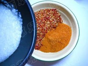 熬煮一锅糯米粥，晾凉；
干红椒粉和干红椒碎放入容器，倒入糯米粥，拌匀。