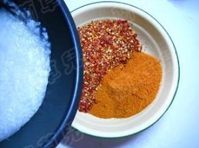 熬煮一锅糯米粥，晾凉；
干红椒粉和干红椒碎放入容器，倒入糯米粥，拌匀。