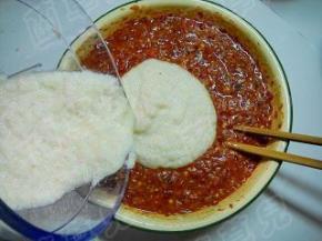 倒入葱姜蒜浓汁，拌匀。