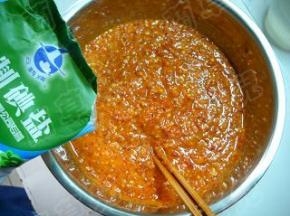 加入盐，拌匀。