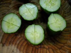 竖起，切底部连接不断的十字花刀。