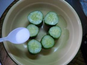 撒入适量盐。