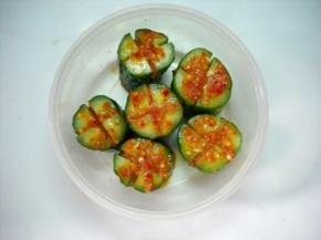 挤净水分，将韩式辣酱塞入黄瓜十字刀中间。