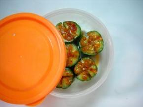 加盖，送入冰箱，腌制数小时食用口感味道最佳。