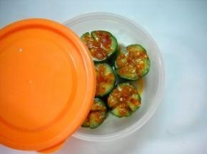 加盖，送入冰箱，腌制数小时食用口感味道最佳。