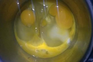 鸡蛋(是常温鸡蛋)，糖，蜂蜜，柠檬汁放在一起