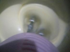 用手持电动打蛋器中速打发