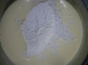 过筛加入低筋面粉