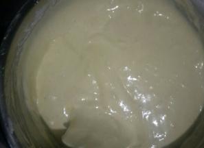 用刮刀翻拌均匀