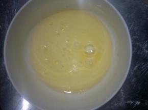 清水和玉米油放在一起搅拌均匀