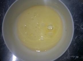 清水和玉米油放在一起搅拌均匀