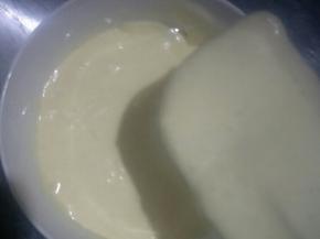 取少许蛋糕糊拌入油中，搅拌均匀后倒回到原来的蛋糕糊中