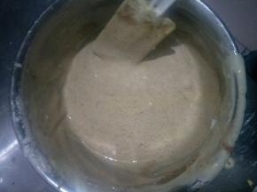 用刮刀翻拌均匀