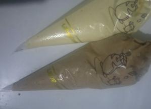 分别装入裱花袋，剪一个合适的小口子