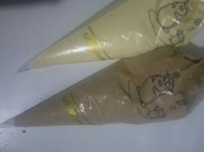 分别装入裱花袋，剪一个合适的小口子