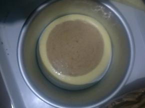 准备6寸圆形模具，两个颜色交替从中间挤入模具中