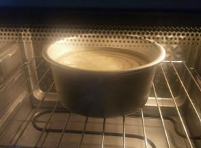 烤箱上下火150度提前10分钟预热，放入烤箱中层，约烤45分钟左右。中途上色过深要加盖锡纸