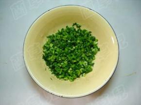 洗净切细粒，分两份备用。