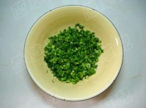 洗净切细粒，分两份备用。