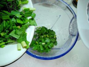 取一份韭菜倒入搅拌机，打成汁。