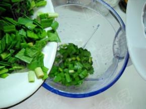 取一份韭菜倒入搅拌机，打成汁。