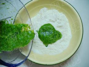 韭菜汁倒入面粉中，拌匀和好绿色面团。。